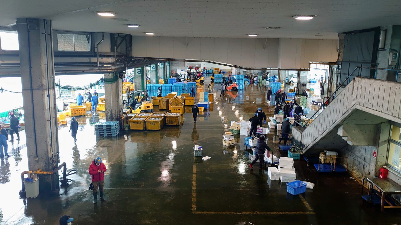 氷見魚市場食堂で海鮮丼朝食&昼食｜レティとドライブ